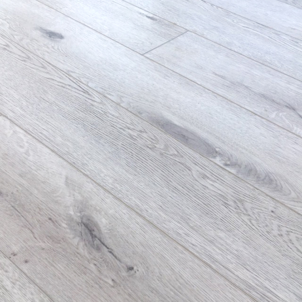 couloir d'un appartement en parquet bois clair